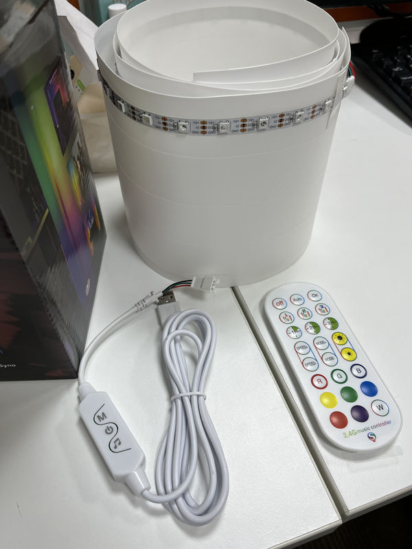 Đèn sàn góc được điều khiển bởi ứng dụng WiFi với đèn LED cầu vồng có thể tắt và nhịp âm thanh